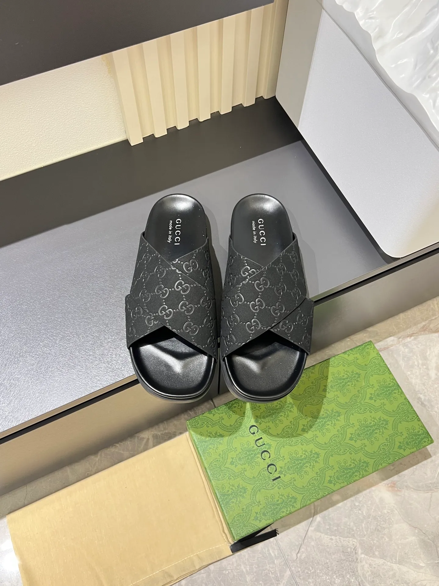 Men's Men's Shoes 💰p320 "GUCC＊" These slippers are made of GG polyester and feature a Gucci label on the front, adding a bold logo feel to the style. "Gucci Made in Italy" stamped label Rubber sole. Size 38-44